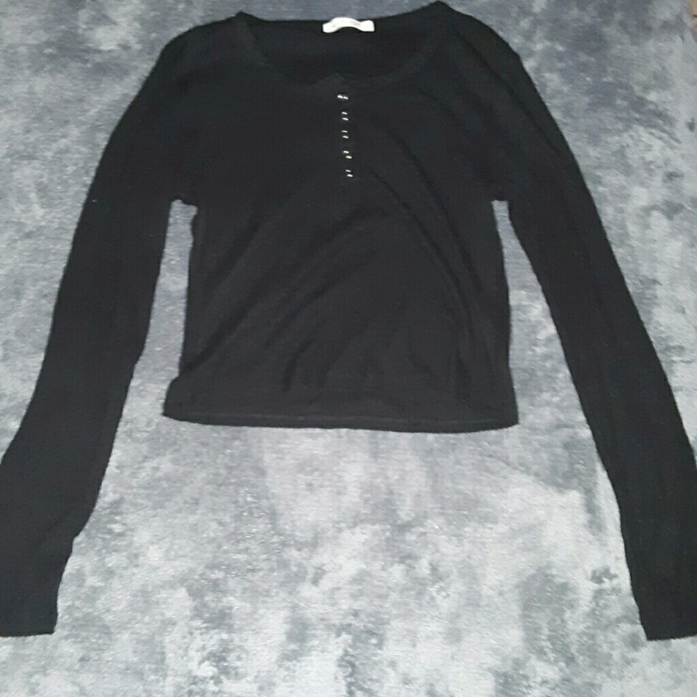 black long sleeve crop top